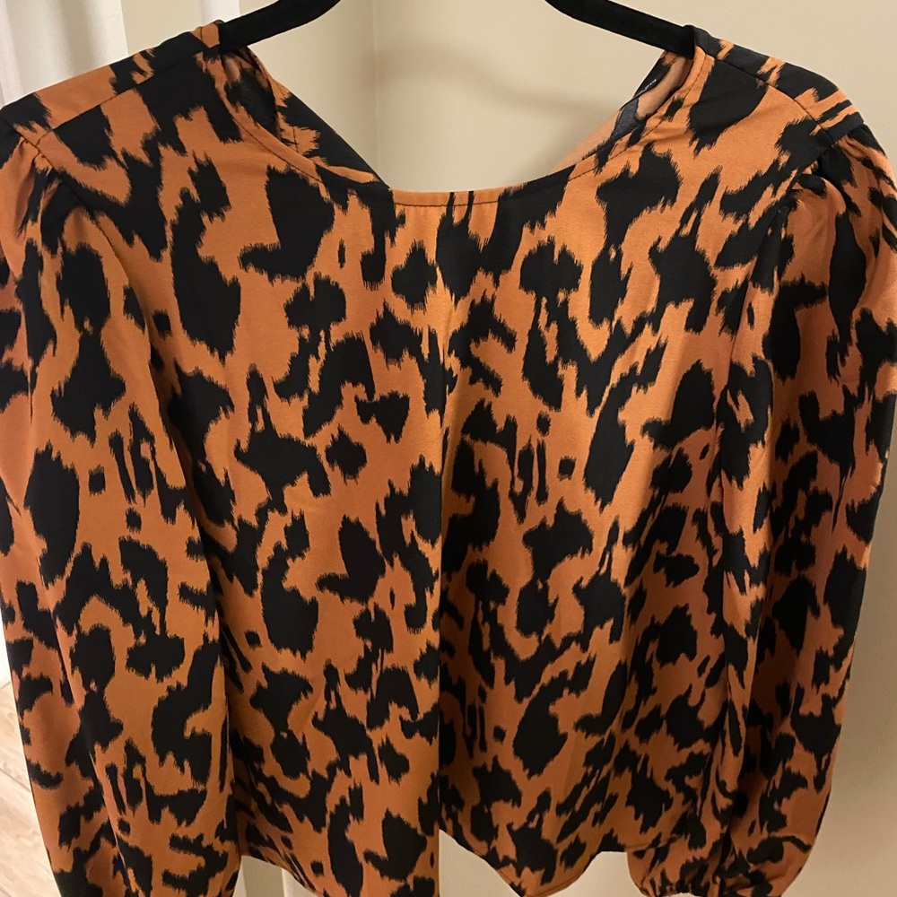 Keyhole Back Lantern Sleeve Top